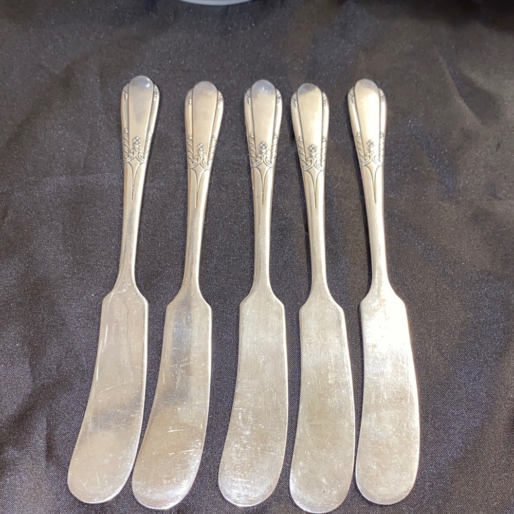 WM A ROGERS c1940 HAPPINESS PATTERN SILVERPLATED (5) BUTTER KNIVES 🤍